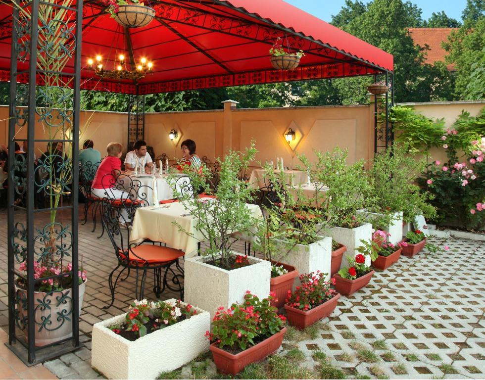 Contessa Hotel Shumen Exteriör bild